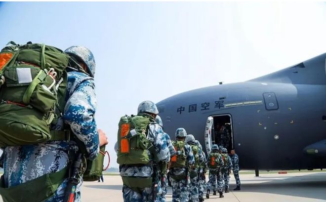 解放军空降兵部队，英勇无畏，忠诚担当，解放军空降兵部队，英勇无畏，忠诚担当的战士精神风采