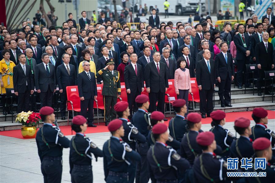 澳门市民观看国庆阅兵，共同感受国家荣耀与力量，澳门市民共赏国庆阅兵，共感国家荣耀与力量