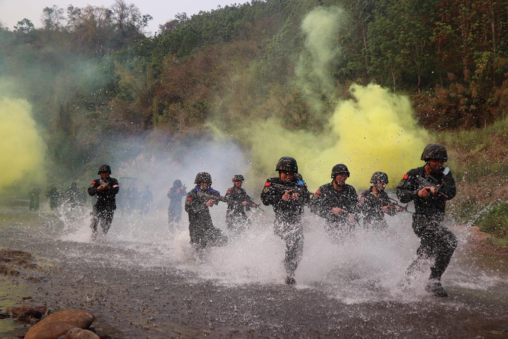 武警穿什么衣服，制服下的荣耀与责任，武警制服下的荣耀与责任，制服下的风采与担当