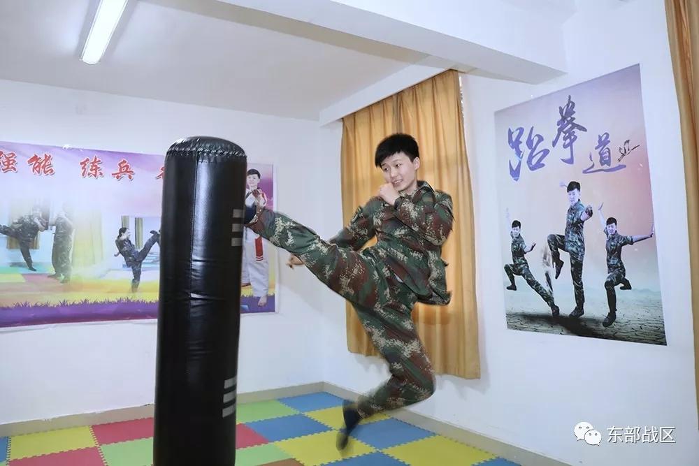 中国女兵留短发图片，展现新时代女性的坚韧与风采，中国女兵短发风采，新时代女性的坚韧与魅力展现