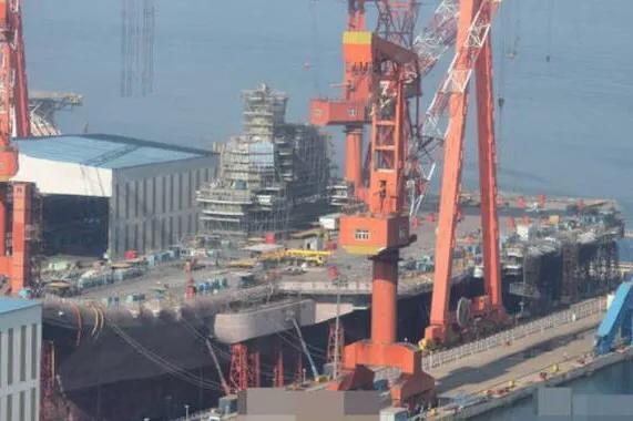 尼米兹级航母，庞大的海上巨无霸究竟有多大？，尼米兹级航母，海上巨无霸的震撼尺寸揭秘！
