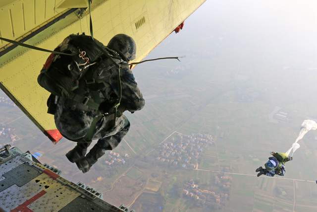 陆军有空降兵吗？——探究现代陆军中的空降兵角色与重要性，现代陆军中的空降兵角色与重要性探究，陆军有空降兵吗？