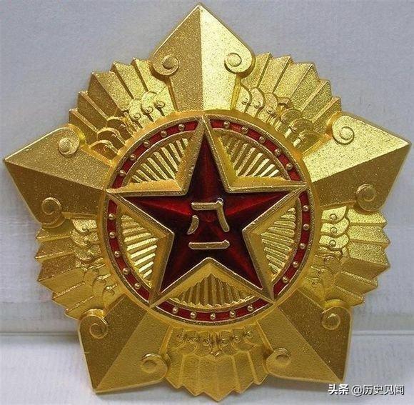 八一勋章和荣誉称号哪个等级更高，荣誉体系中的卓越标志对比，八一勋章与荣誉称号对比，解析荣誉体系中的等级与卓越标志差异