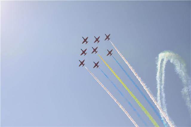 中国空军装备的飞机，力量与荣耀的象征，中国空军装备力量，飞机彰显荣耀与力量