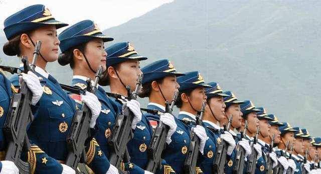 中国女兵与红色军装的荣耀，中国女兵的红色军装荣耀