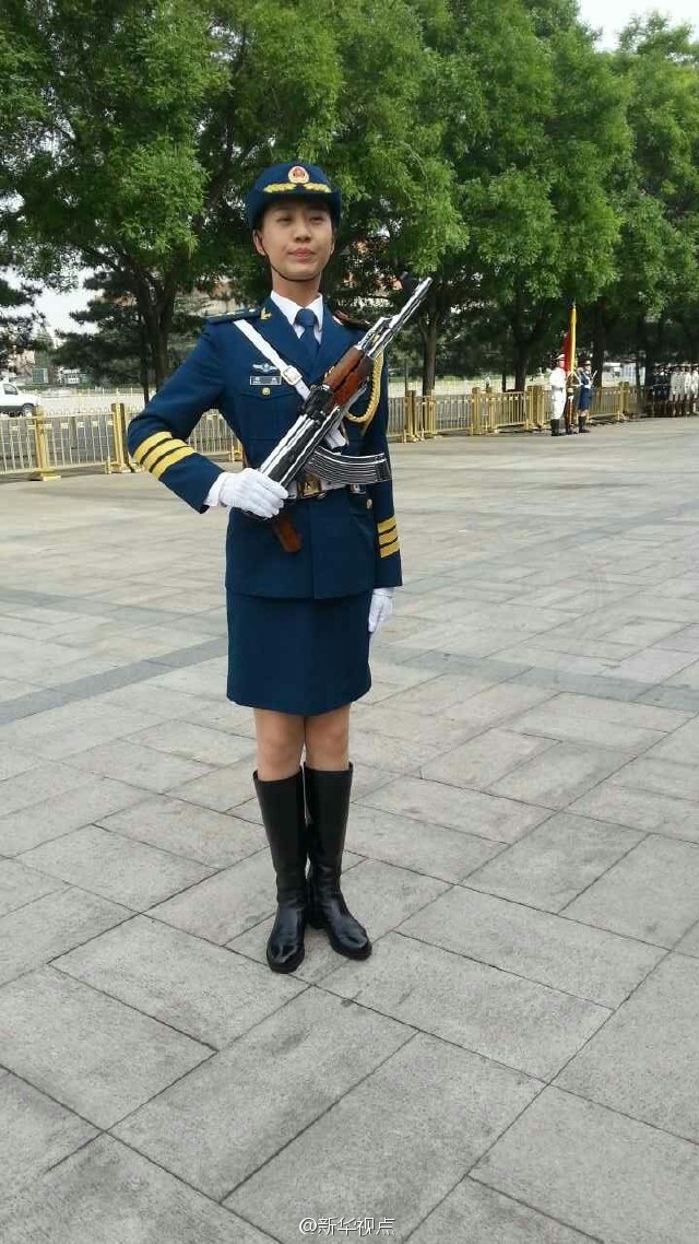 中国人民解放军仪仗队女兵抱着孩子的沈佳，荣耀与母爱的交织，中国人民解放军仪仗队女兵沈佳，荣耀与母爱的交融时刻