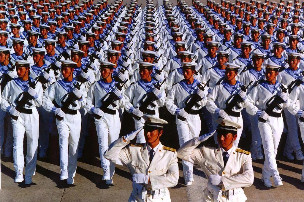 中国海军水兵方队动态图片，展现新时代海军风采，中国海军风采展现，新时代水兵方队动态图片亮相