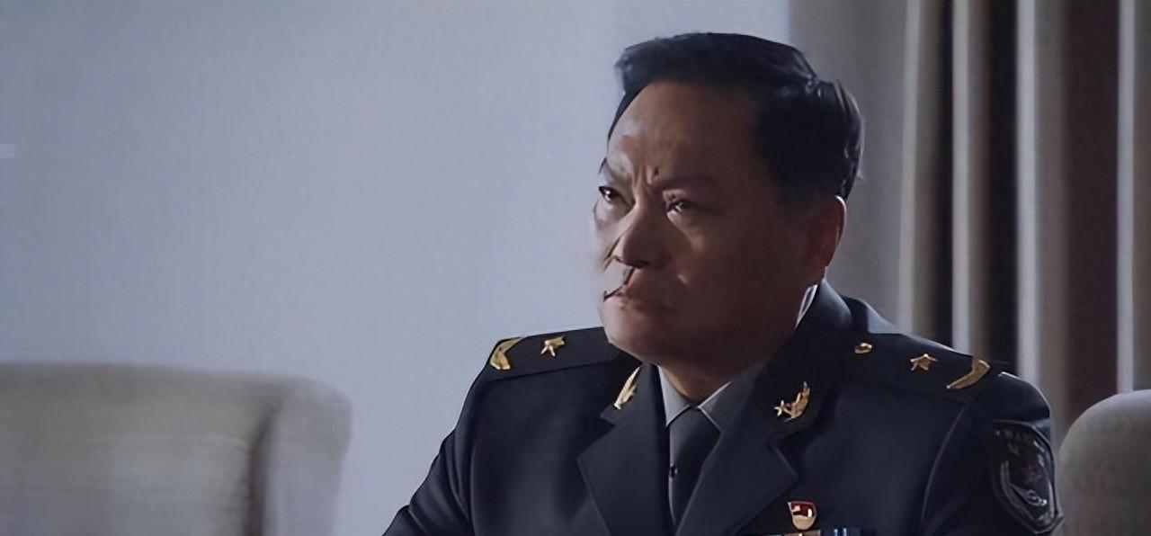 关于军舰政委与舰长之间的职位对比，谁更大？，军舰政委与舰长职位对比，谁掌舵更大权力？