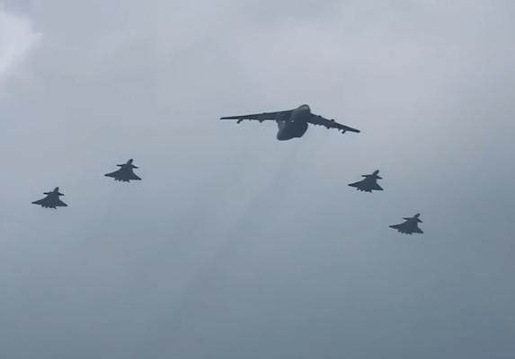 中国空军装备的重型歼击机，力量与技术的完美结合，中国空军重型歼击机，力量与技术的巅峰结合