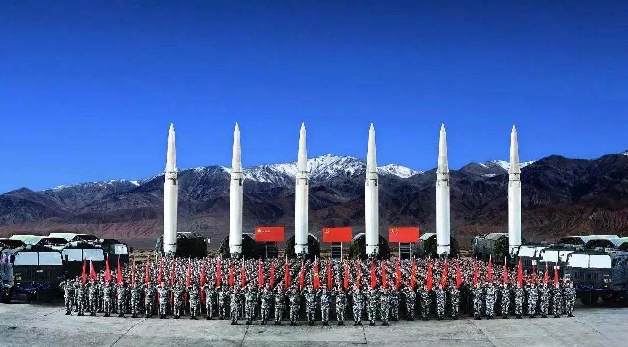 对中国人民解放军的评价，英勇无畏，忠诚担当，中国人民解放军，英勇无畏，忠诚担当的典范