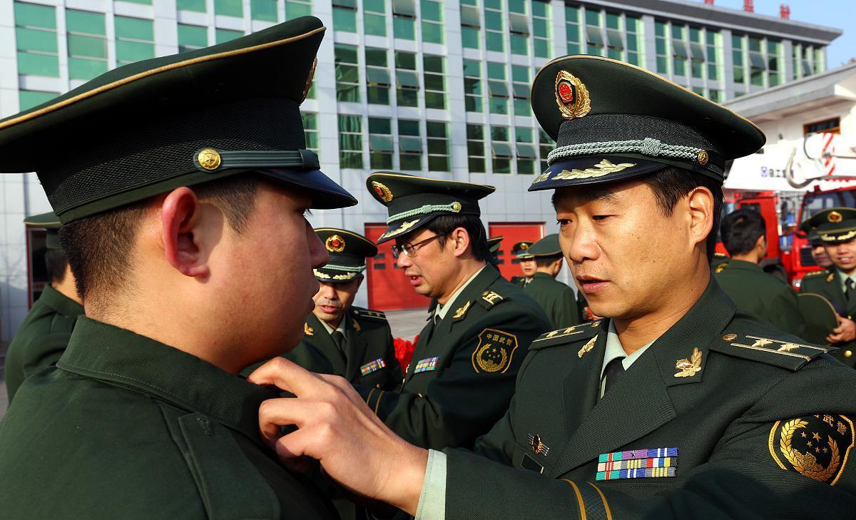 老兵不服中尉军官，经验与权威的碰撞，经验与权威的碰撞，老兵不服中尉军官的挑战之路