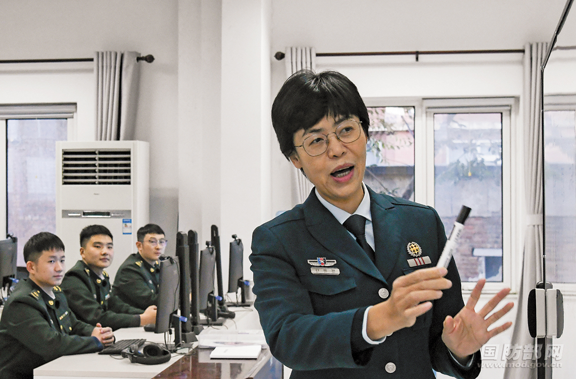 军事频道殷晓阳，一位军事媒体人的风采与担当，军事媒体人殷晓阳，风采展现与担当精神