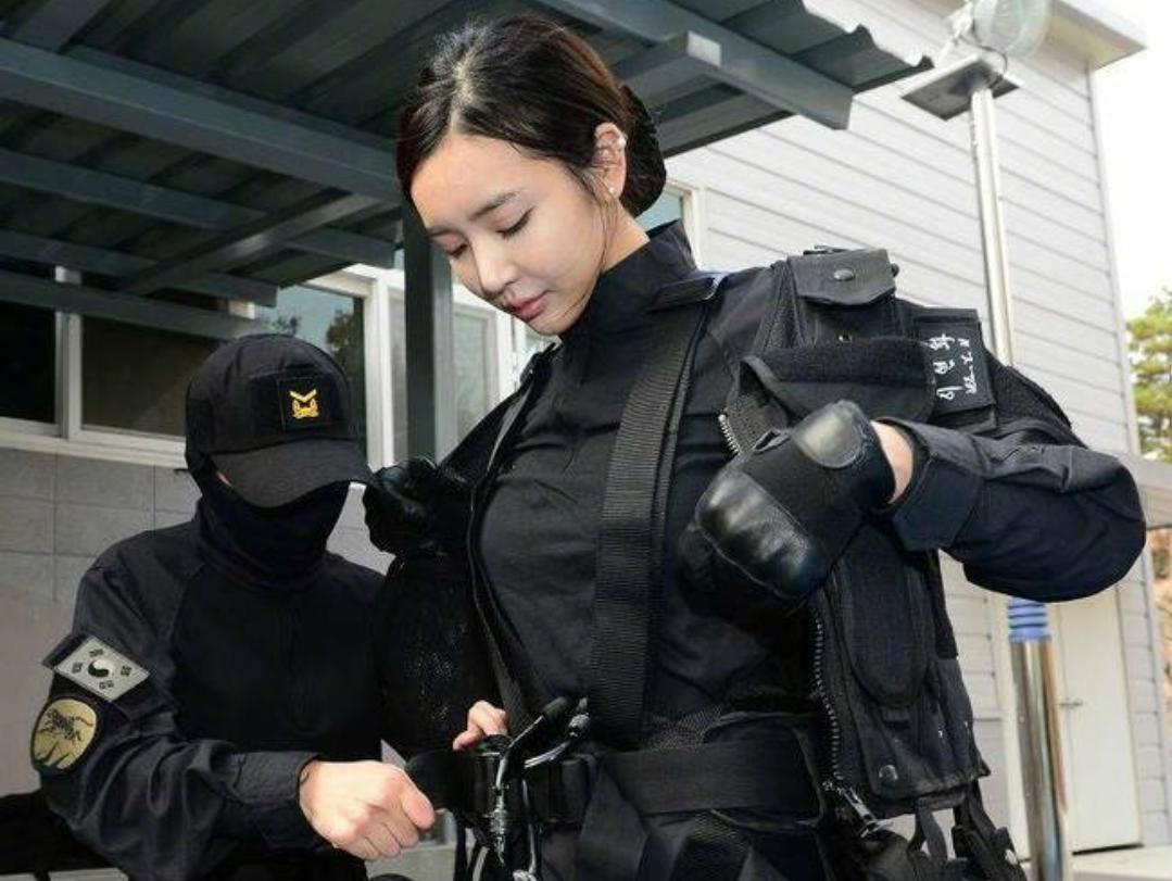 中国第一批女特种兵，破茧成蝶的荣耀征途，中国首批女特种兵，荣耀征途的蜕变之路