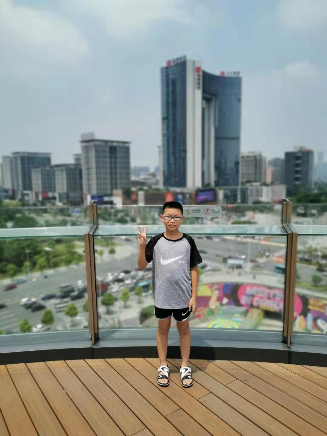 中央七台女主持黄子轩，星光熠熠的传媒新星，中央七台女主持黄子轩，传媒界耀眼新星