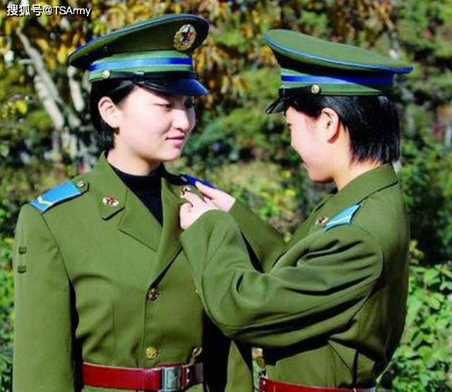 女兵87式军装图片，展现新时代巾帼英雄的风采，新时代巾帼英雄风采，女兵87式军装图片展示