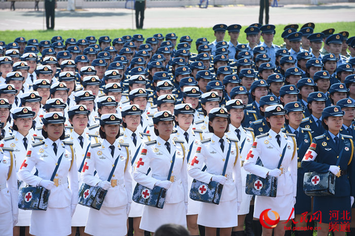 白求恩医疗方队的女兵们前往集结地点，英勇无畏的抗疫先锋，抗疫先锋，白求恩医疗方队女兵集结出发