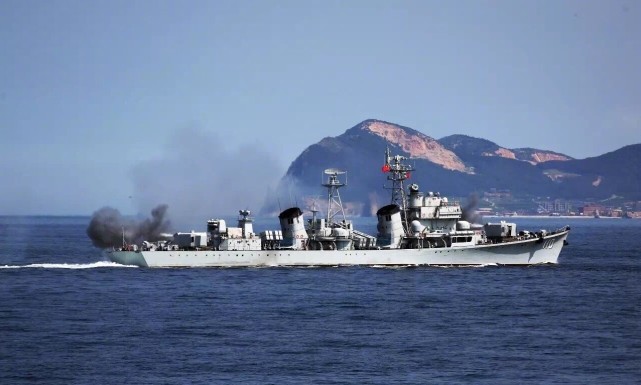 大连号051导弹驱逐舰，中国海军的骄傲，中国海军的骄傲，大连号051导弹驱逐舰