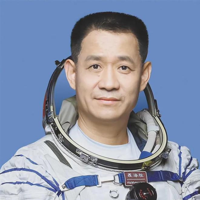 八一勋章，致敬三名卓越获得者，八一勋章致敬卓越获得者，荣耀与荣耀者的辉煌时刻