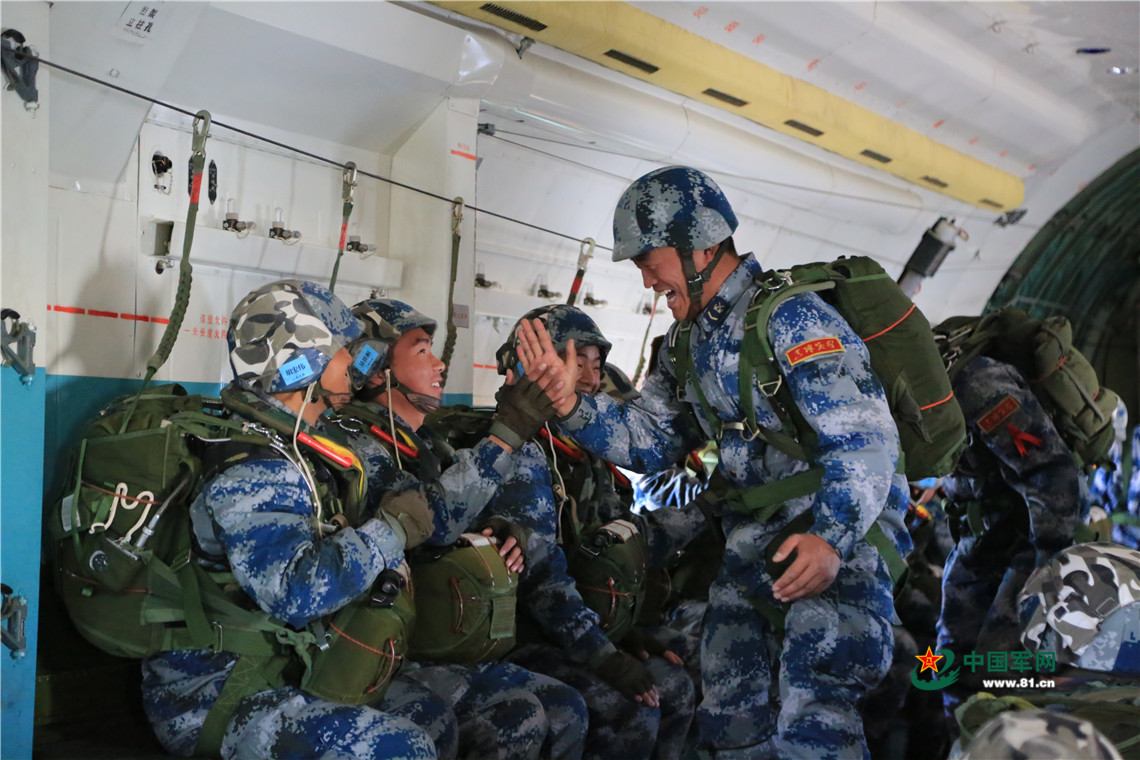 空降兵，中国军队的精锐力量，中国精锐力量，空降兵风采展示