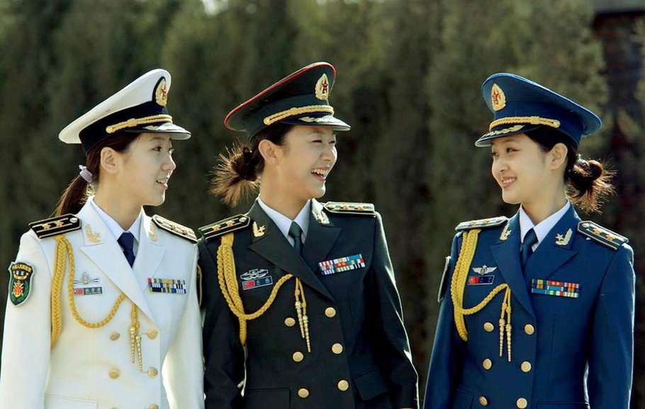 中国女兵的飒爽英姿，坚韧与力量的完美融合，中国女兵，飒爽英姿展现坚韧与力量