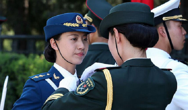 三军仪仗队女兵程诚的军旅生涯，退伍，还是前行？，三军仪仗队女兵程诚，军旅生涯的抉择与挑战——退伍还是继续前行？