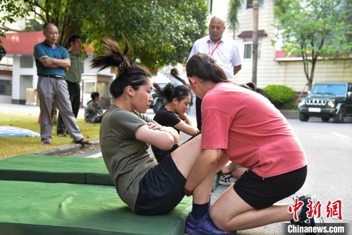 女兵入伍前需要体能测试吗？——探讨女性士兵体能测试的必要性与重要性，女兵体能测试的必要性与重要性探讨，女性士兵入伍前的体能测试是否必要？