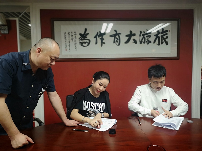 香港王中王一肖中持，商业巨头背后的故事，香港商业巨头王中王一肖背后的传奇故事