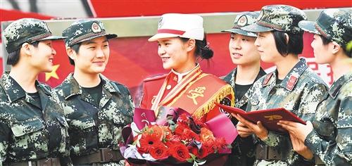 阅兵女民兵风采，图片中的坚韧与荣耀，阅兵女民兵风采，坚韧荣耀的瞬间展现