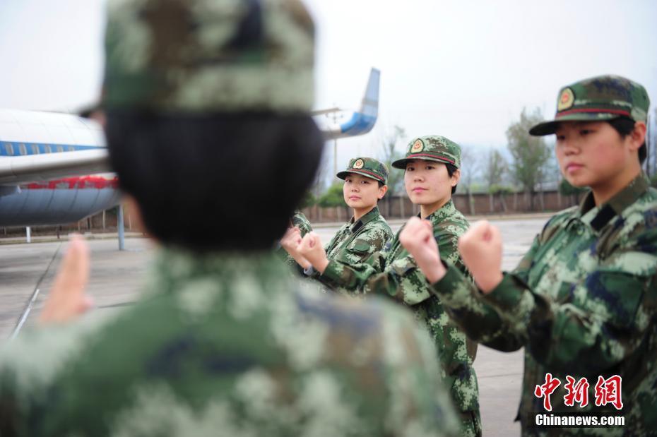 中国武警女兵单人图片，展现新时代巾帼英雄的风采，中国武警女兵风采，新时代巾帼英雄展现英姿图片