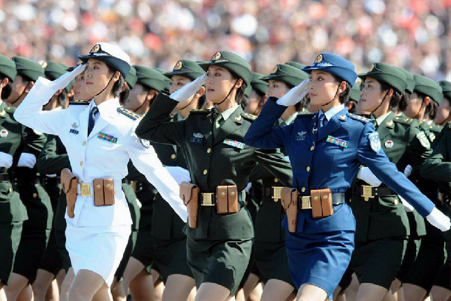 中国女兵，图片与视频展现的飒爽英姿，中国女兵的飒爽英姿，图片与视频展现的力量美