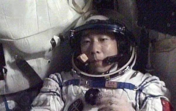 中国第一个登上太空的人是谁，杨利伟的太空之旅与伟大意义，中国首位太空探索者杨利伟，太空之旅的里程碑与伟大意义