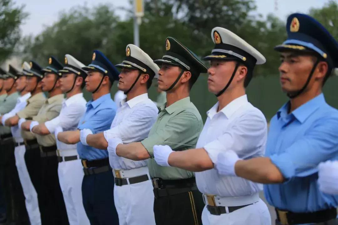 阅兵女海军第二排第一个，荣耀的瞬间与背后的故事，阅兵女海军第二排首位人物，荣耀瞬间背后的故事
