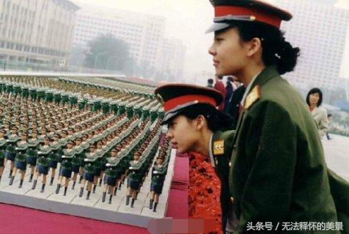 阅兵式上的女兵方队，荣耀与力量的展现，阅兵式上的女兵方队，荣耀与力量的璀璨瞬间