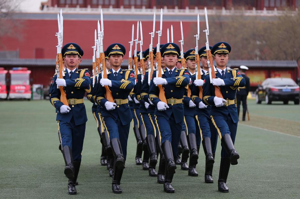 仪仗队升国旗图片的庄严与荣耀，庄严与荣耀，仪仗队升国旗的瞬间图片展示
