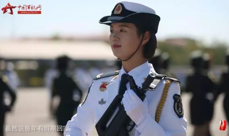 国庆阅兵惊艳亮相的女兵，究竟是谁？，国庆阅兵惊艳亮相的女兵身份揭秘