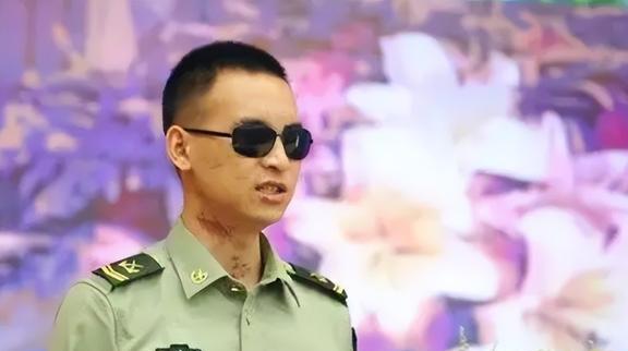 杜富国