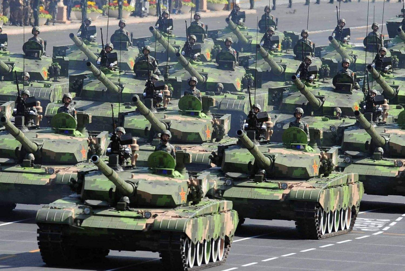 中国阅兵中的96式主战重坦，钢铁巨人的荣耀，钢铁巨人荣耀，中国阅兵中的96式主战重坦亮相