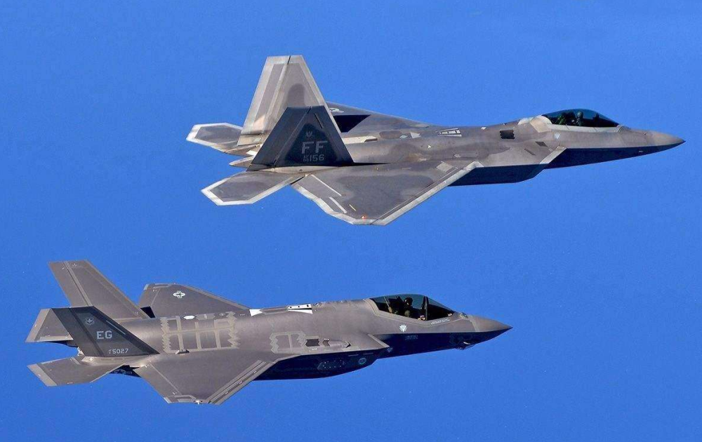 歼二零与F-35，究竟谁更强大？，歼二零与F-35，谁更胜一筹？