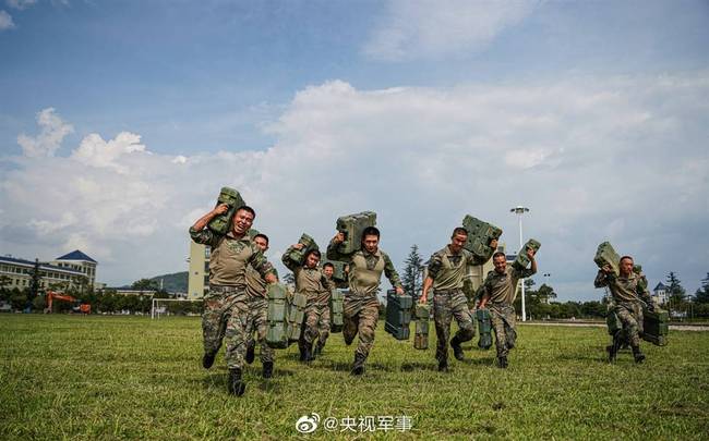 星空迷彩作业服，功能与美学的完美结合，星空迷彩作业服，功能与美学的极致融合