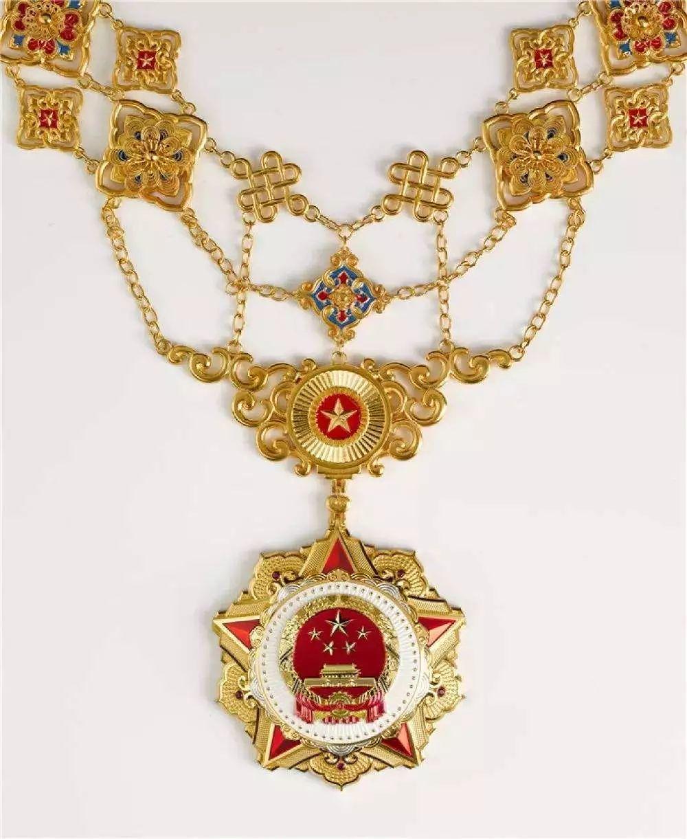 八一勋章与共和国勋章，两种荣誉的比较与探讨，八一勋章与共和国勋章，荣誉对比与探讨