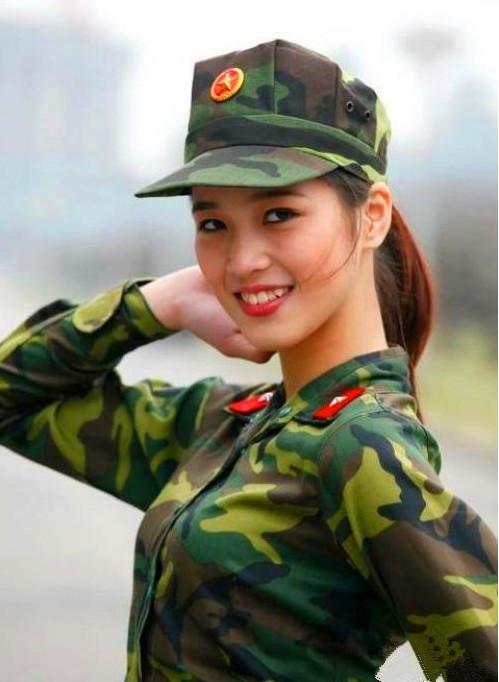 阅兵最漂亮的中国女兵图片——展现新时代巾帼英雄风采，新时代巾帼英雄风采，阅兵中中国女兵图片展现靓丽风采