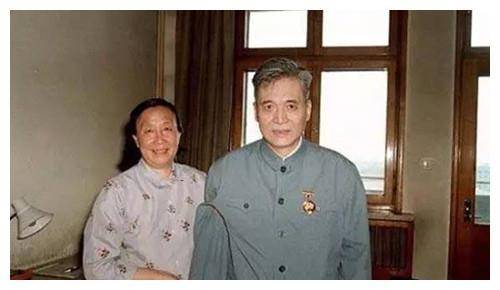 邓稼先的故事简介女儿眼中的英雄父亲，邓稼先，女儿心中的英雄父亲，传奇人生简介