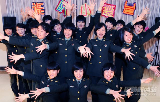 北京军区女兵图片，展现新时代巾帼英雄的风采，北京军区女兵风采，新时代巾帼英雄展现风采的图片展示