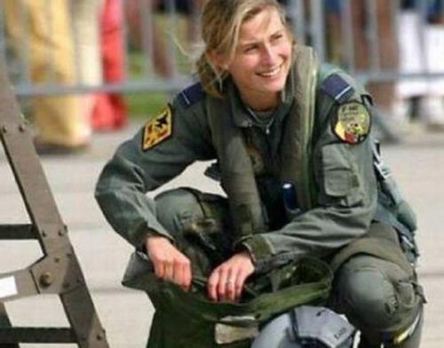 委内瑞拉猎人集训中的女兵身影，委内瑞拉女兵身影亮相猎人集训