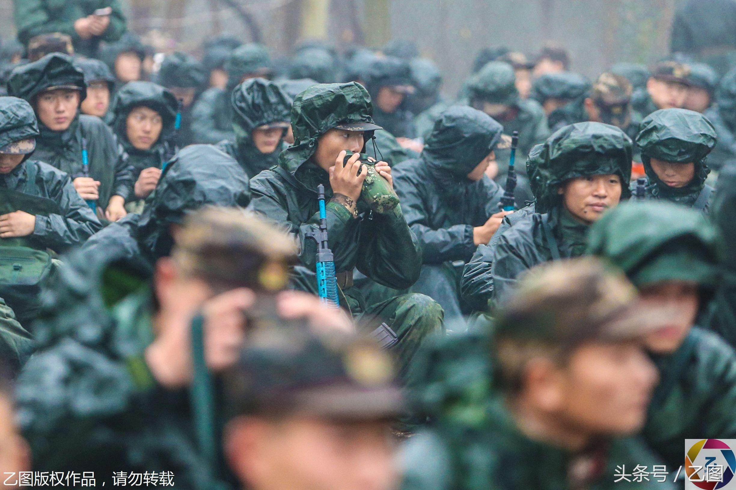 中国女兵照片摄影，展现飒爽英姿与不屈精神，中国女兵摄影作品，飒爽英姿与不屈精神的展现