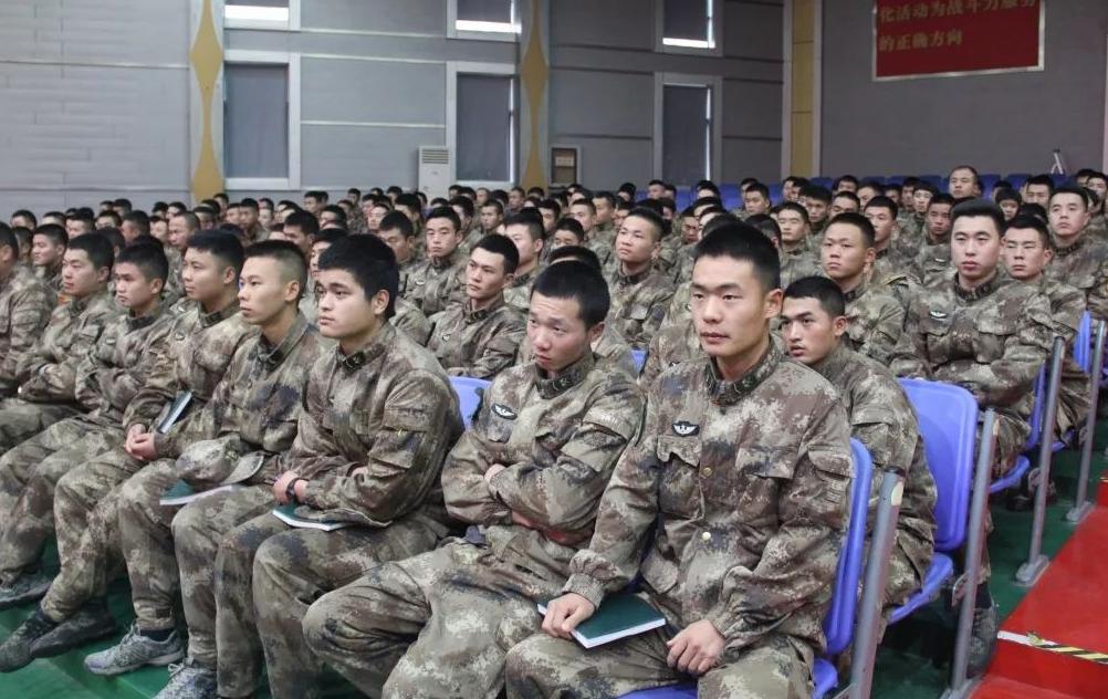辽宁舰历任舰长政委简历深度解析，辽宁舰历任舰长政委深度解析，简历揭秘职业轨迹