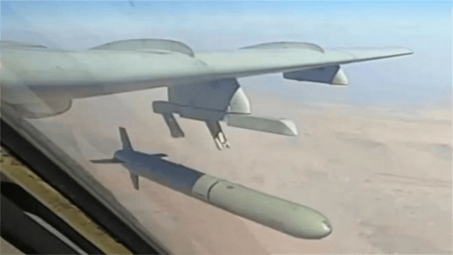 轰-6K挂载六枚长剑-10，空中力量的新篇章，轰-6K挂载六枚长剑-10，空中力量的崭新篇章