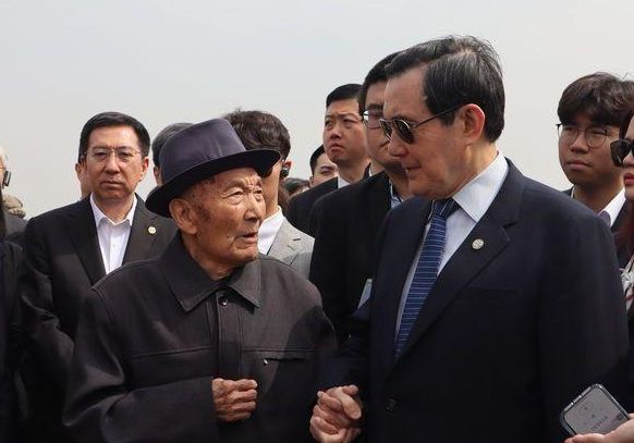 第一批台湾返大陆探亲，跨越海峡的深情之旅，跨越海峡的深情之旅，首批台湾同胞返大陆探亲记事