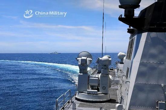 探索中国海军新力量，075型两栖攻击舰与传奇人物张召忠，揭秘中国海军新力量，075型两栖攻击舰与传奇人物张召忠的征程