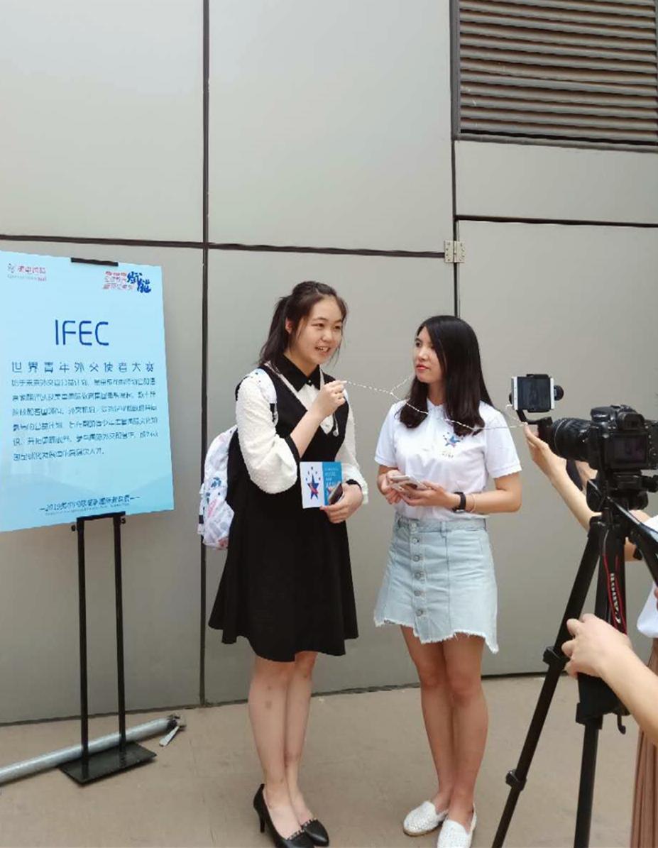 最新双语时事短篇新闻，全球经济与科技动态，全球经济与科技动态，最新双语时事短篇新闻速递